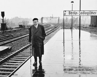 With+the+legendary+beret+and+his+walking+stick+Ernst+Reuter+Zoo+at+the+station.+The+photo+is+undated..jpg