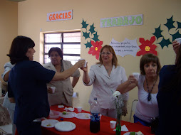 Brindis entre la directora de la Esc Nva Las Talitas y su supervisora