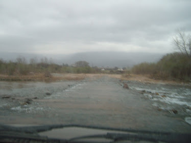 Cruzando el río Loro para ir a la Esc Miraval
