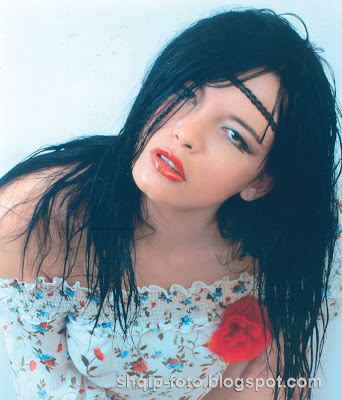 Poni Albanian Singer