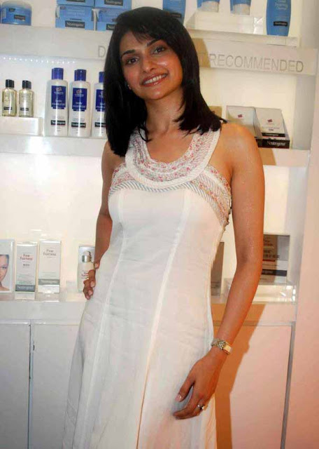 [Actress-Prachi-Desai-Stills-in-white-123bolly-com-17.jpg]