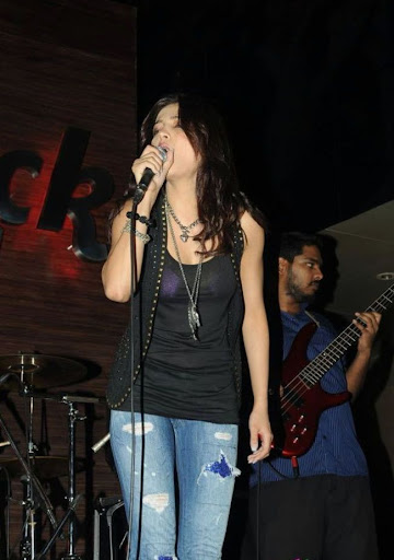 Actress Shruti Hassan performance at Hard Rock Cafe