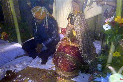 [dhoni-marriage-reception-photos-123bolly-com-2.jpg]