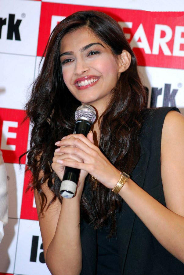 [Sonam-Kapoor-At-The-Launch-Of-Filmfare-123bolly-com-9.jpg]