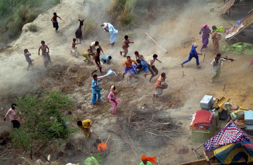 Swat+Kalam+Flood after relief supplies dropped from an army helicopter in a heavy flood ...