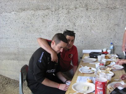 Après le repas, les garçons pronostiquent