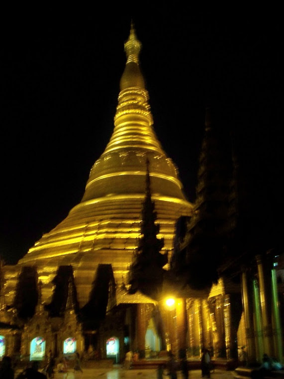 La fameuse pagode Shwedagon, à Yangon, MYANMAR