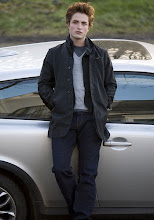 Robert Pattinson (L)
