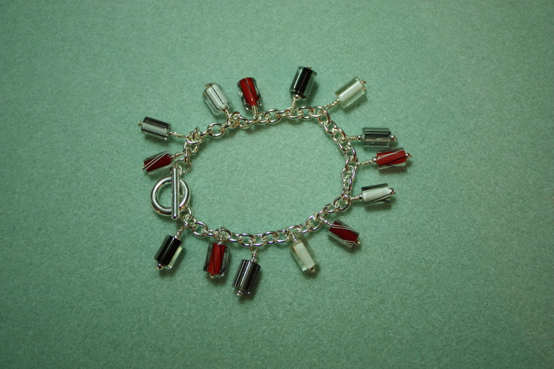 [Red_White_Black+Furnace+Beads+Dangle+Bracelet.JPG]