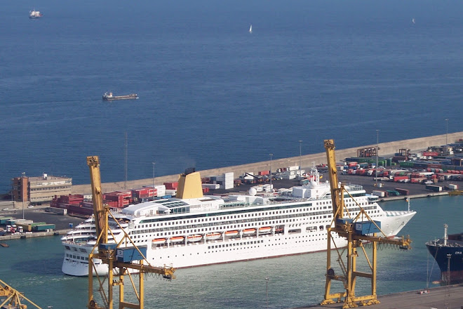 BARCELONA CRUISE SHIPS - 2006