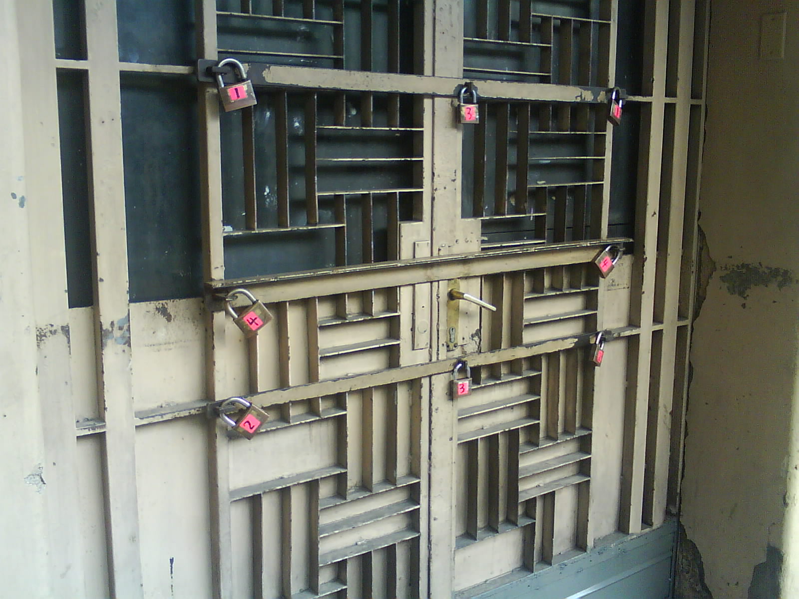 [080914,+siete+candados.JPG]