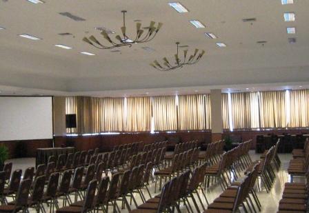 Suasana belajar Sekolah Bisnis Gratis USB di kelas