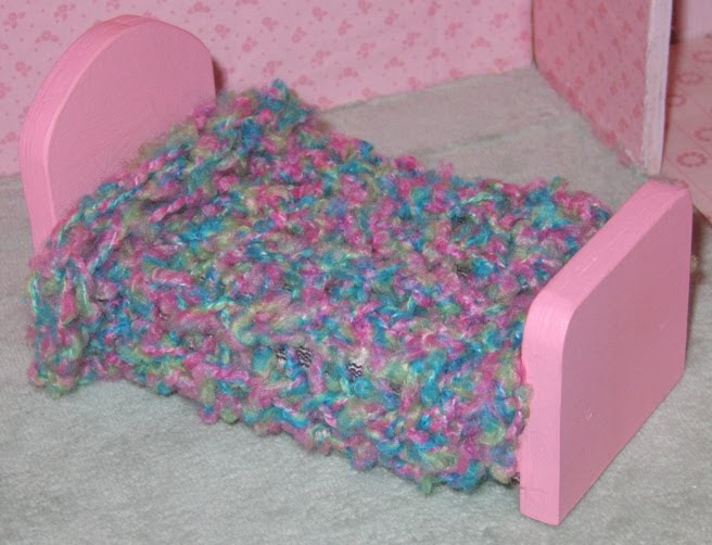Dollhouse Decorating! Use a knitting loom to make doll house blankets