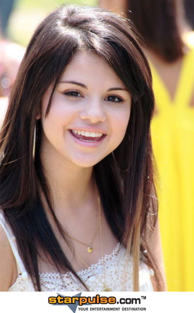 selena gomez younger. Selena Gomez, (UKPA) – Bieber fever has arrived in Los Angeles, as the young