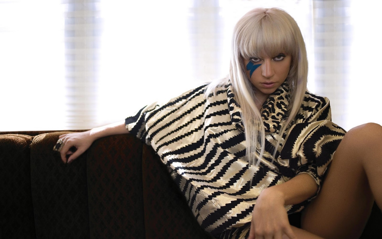 http://3.bp.blogspot.com/_5r-8lYWuFQQ/TP1ajjlWHUI/AAAAAAAAATY/Jwg0ZrceY7k/s1600/lightningladygaga-748937.jpeg