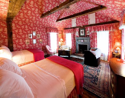Bedroom-decorated-with-red-
