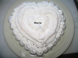 Tarta corazón nata rellena de mermelada de granada