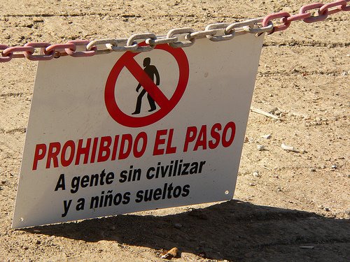 [prohibido-el-paso-a-gente-sin-civilizar-y-a-niños-sueltos.jpg]