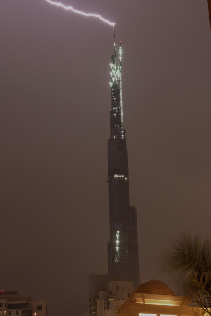[rayo-sobre-Burj-Dubai-7.jpg]