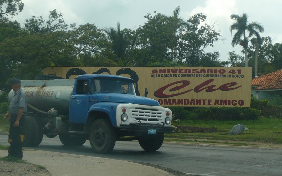 [cartel-publicitario-cuba-3.jpg]