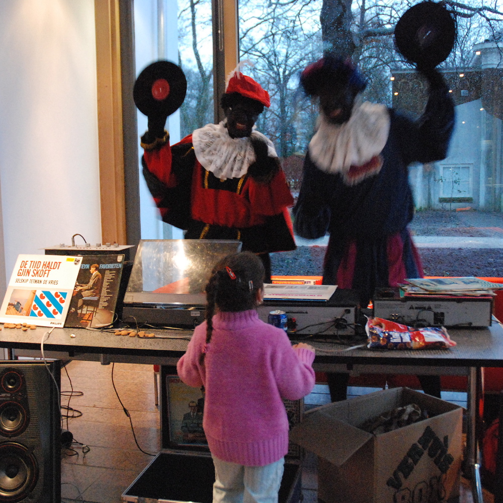 [img width=1000 height=1000]http://3.bp.blogspot.com/_61ew0cvlS68/R1MxGMpJ9uI/AAAAAAAAAlA/8aqRryMFREA/s1600-R/pieten.jpg[/img]