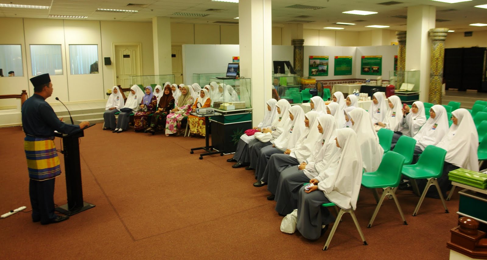 Sekolah Menengah Arab LakiLaki Hassanal Bolkiah Lawatan Ke Jabatan