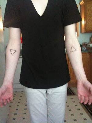 Mitchell Davis have triangle tattoos! && They look totally hot on him!