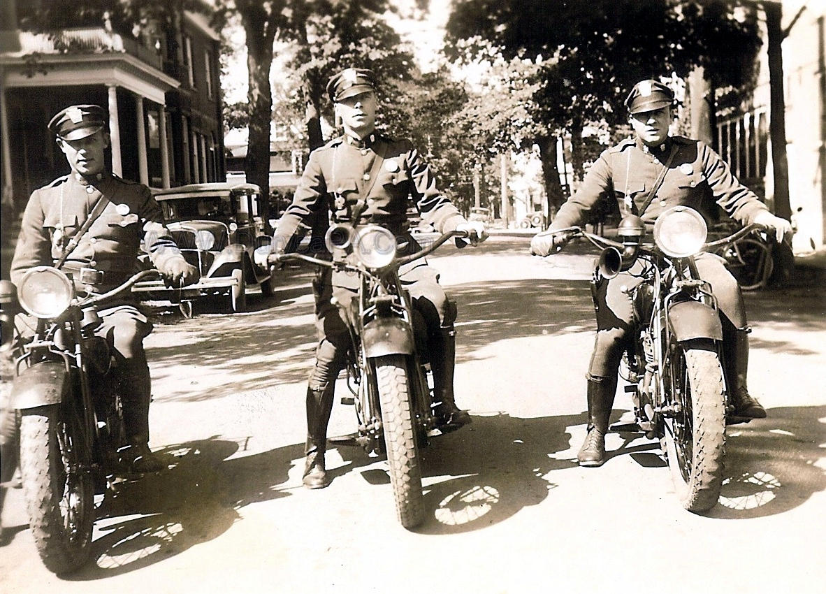 [PA+Duryea+1920s+Hushelpeck+Henry+on+State+Police+Motorcycle.jpg]