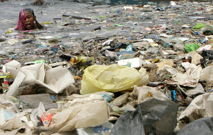 IMAGENS DA SEMANA: UM BANHO DE PISCINA TRANQUILO NA BAÍA IMUNDA DE MANILA - FILIPINAS !