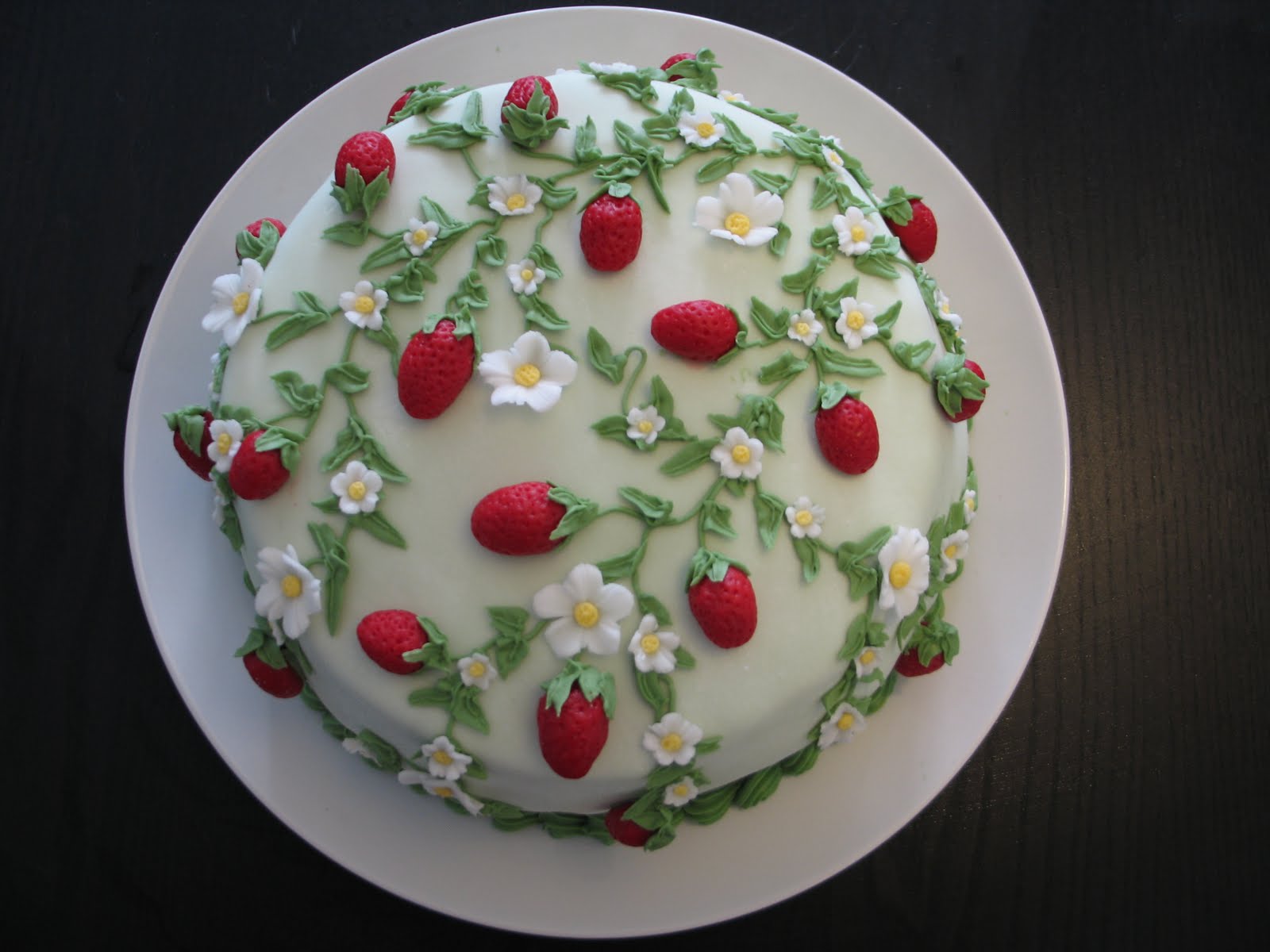 beautifully decorated strawberry cake Cake, Beautiful cakes, Cake