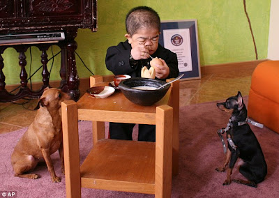 Meet Edward Nino Hernandez a World's shortest Man Pictures