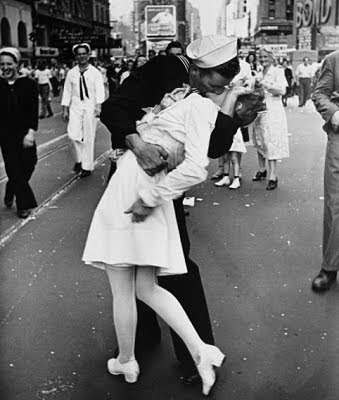 v-j day in times square kiss photo. Times Square Kiss-In