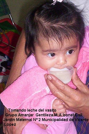 [Tomando+leche+de+mama+con+el+vasito.JPG]
