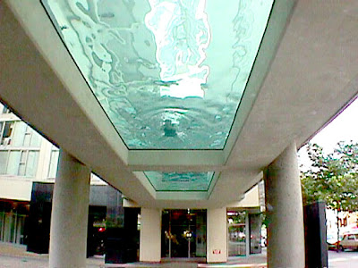 http://3.bp.blogspot.com/_6I27LgG9bck/SeQhbJB4vHI/AAAAAAAAJ4g/S0eQBlZmg1g/s400/glass-swimming-pool1.jpg