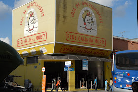 loja de sapato galinha morta