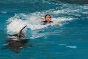 Nicole y su amigo el delfin