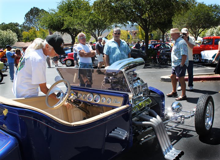 Jerry Loriaux fires up the blown Chevy in his'23 Ford TBucket