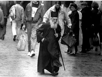 Patriarch Pavle walking. From http://3.bp.blogspot.com/_6WRcJM7SGZY/SeCTrRjHn3I/AAAAAAAABdg/UMtBWmYGKes/s400/1193777798-340b7-106kb.jpg