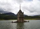 La represa a mitad de la capilla