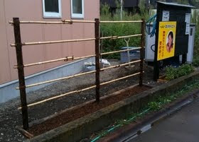 穴を掘って...土を入れて...整地して...