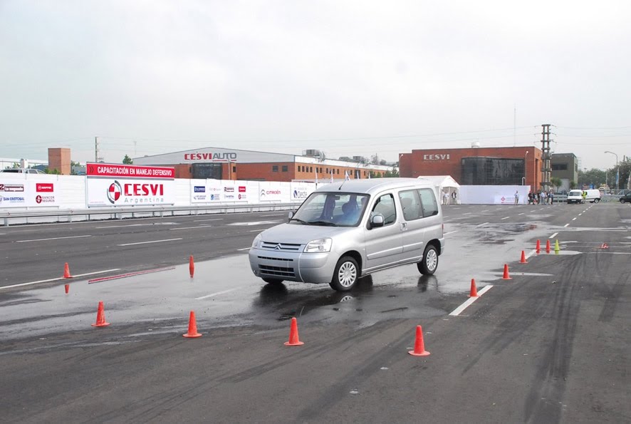 [Curso+de+manejo+defensivo+CESVI-Citroën.JPG]