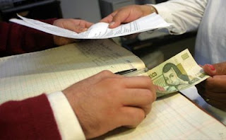 Funcionario público recibiendo soborno Hombre dando dinero a cambio de trámites