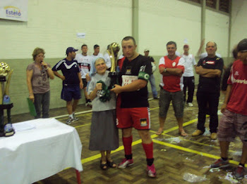 Capitão recebe a taça da Copa Esteio de futsal 2010