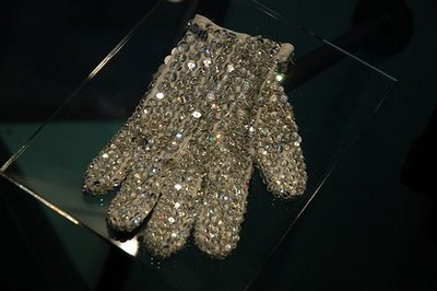 [michael_jackson_famous_glove.jpg]