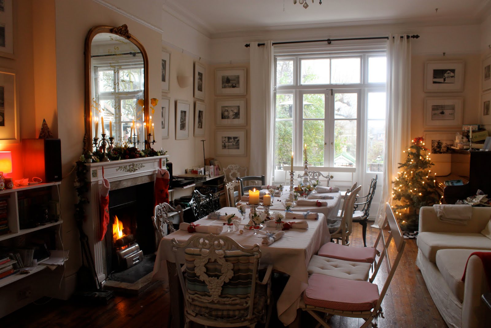 [living+room+at+xmas.jpg]