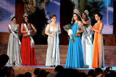 Coronación de Jimena Navarrete mujeres