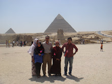 bergambar di Pyramid,Giza [bersama keluarga]