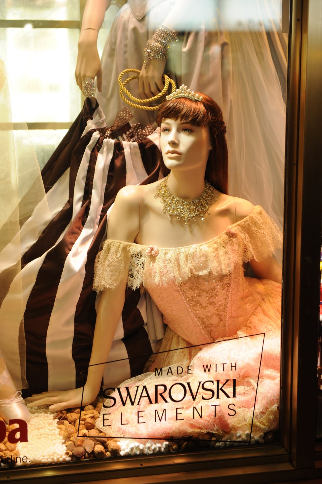 Atrezzo mannequins desborda en New York Suits & Shirts Suits & Shirts