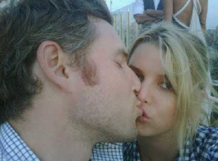 Jessica Simpson posted a twitpic of a not-so-passionate smooch shared with 