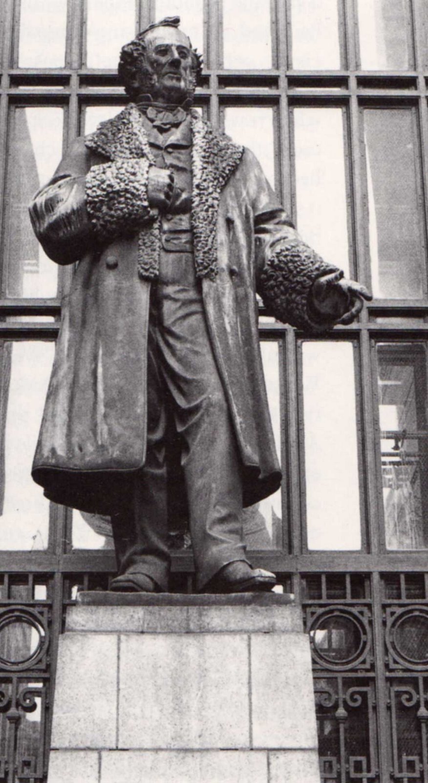 [astatue_commodore_vanderbilt.jpg]